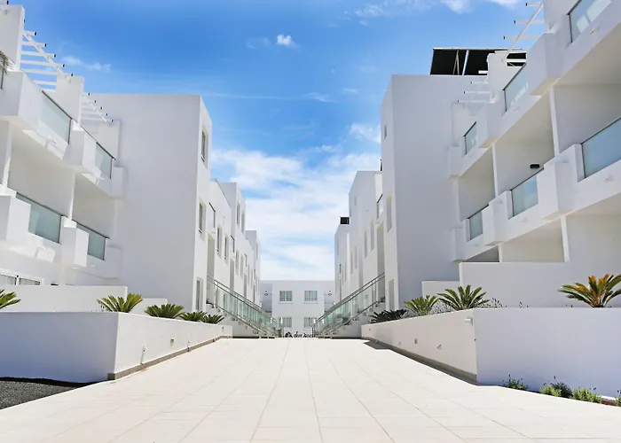 艾括拉兰萨罗特套房酒店 4*